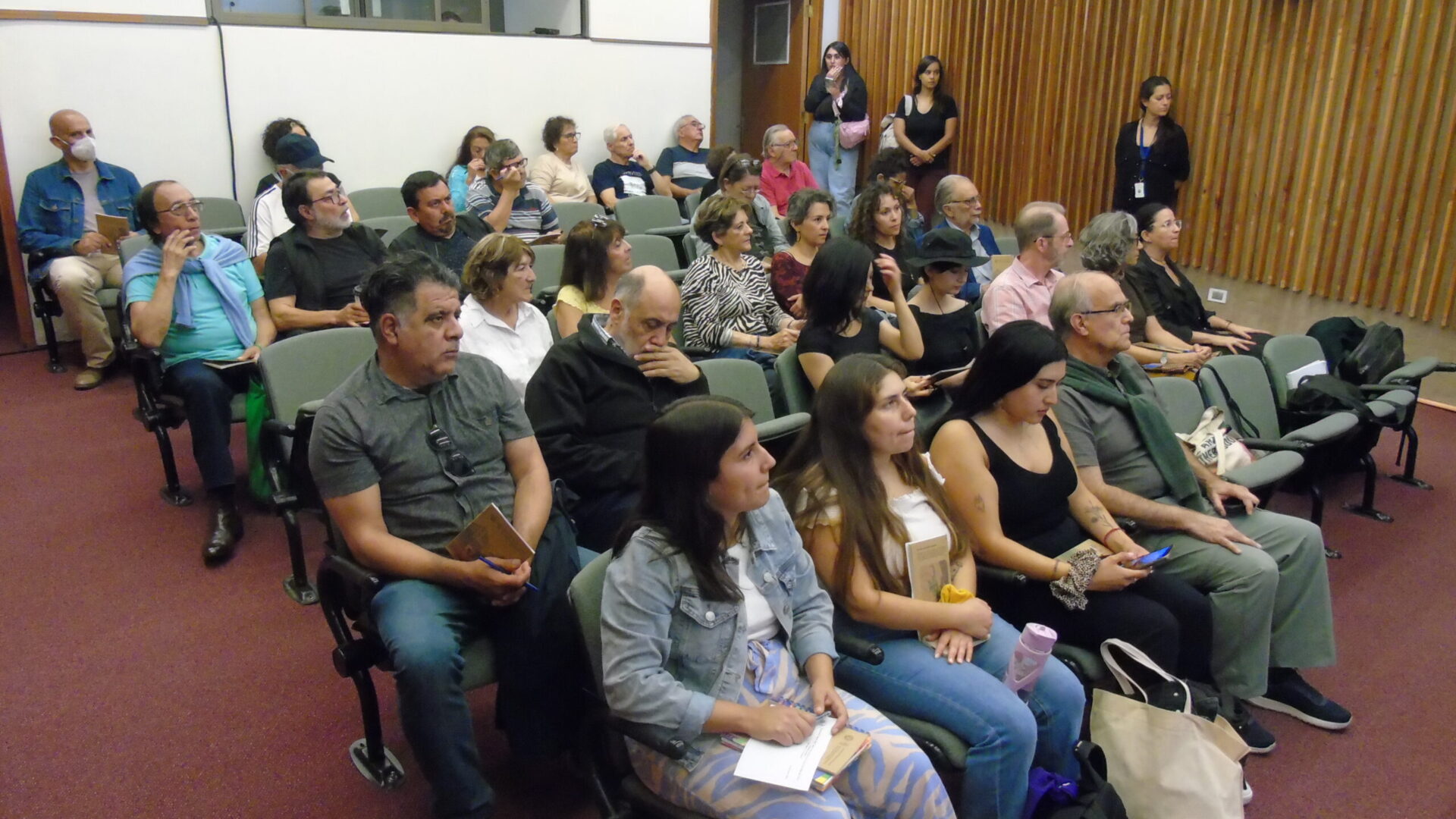Encuentro comunitario con los vecinos y vecinas de cerro Alegre y cerro Concepción
